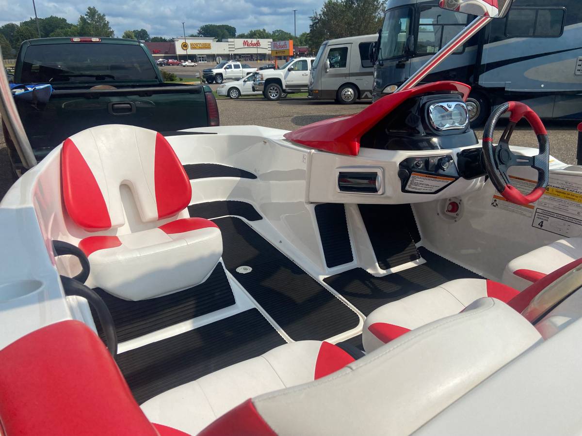 2011 Sea-Doo, Import USA — Foto 4 z 12