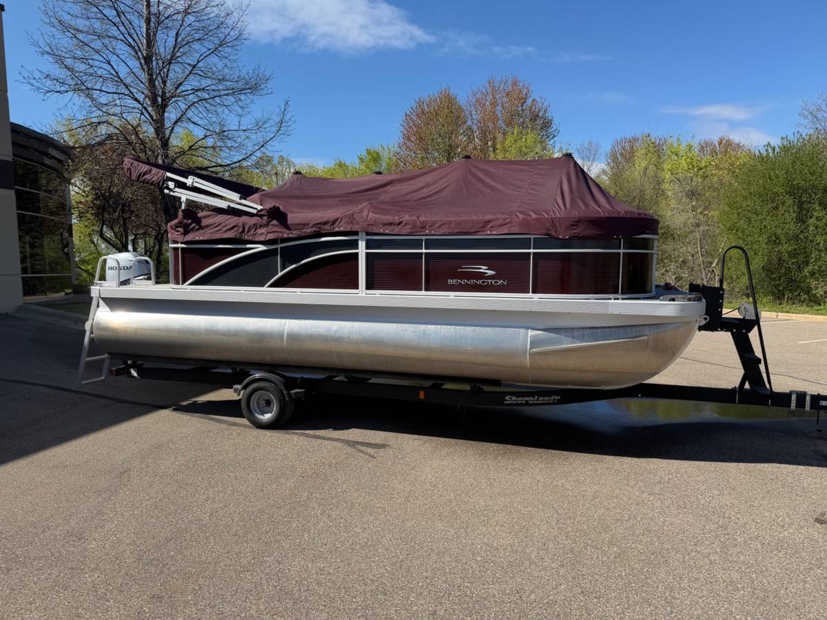 2020 Bennington, Import USA — Foto 7 z 12