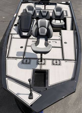 2027 Lowe, Import USA — Foto 4 z 12