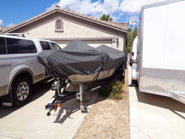 2012 Tracker, Import USA — Foto 1