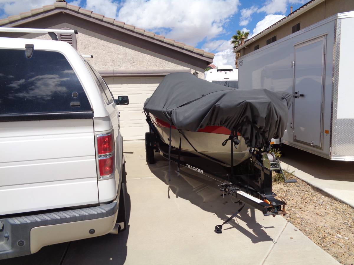 2012 Tracker, Import USA — Foto 2 z 8