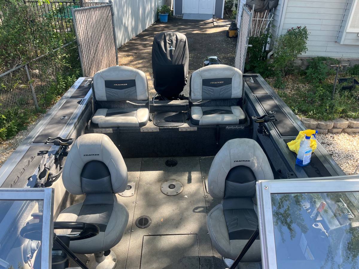 2019 Tracker, Import USA — Foto 7 z 10