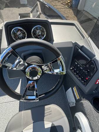 2027 Lowe, Import USA — Foto 4 z 5