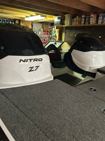 2010 Nitro, Import USA — Foto 4 z 9