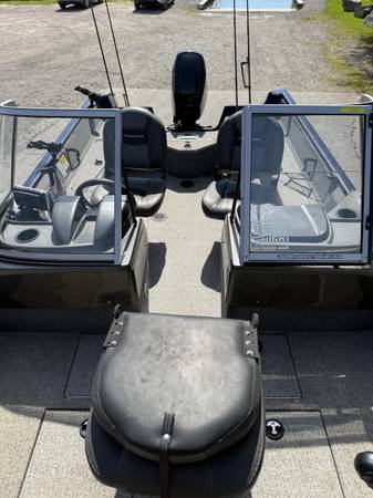 2020 Tracker, Import USA — Foto 12 z 12