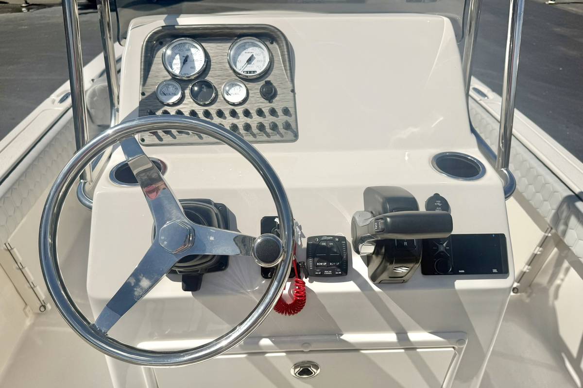 2026 Boston Whaler, Import USA — Foto 3 z 12