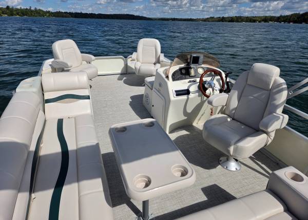 2022 Bennington, Import USA — Foto 8 z 12