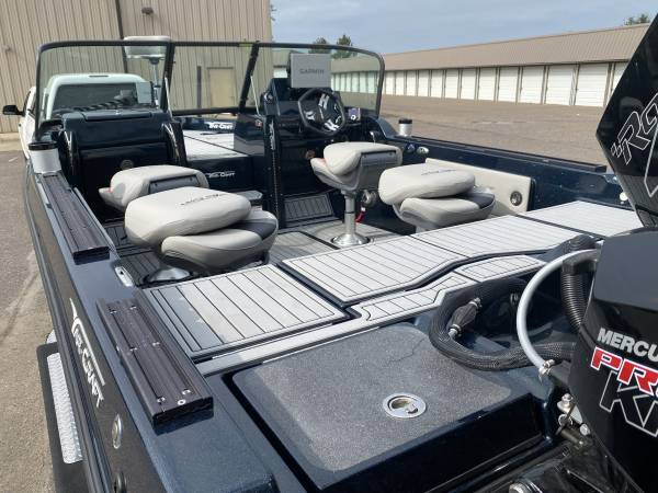 Tracker, Import USA — Foto 9 z 12