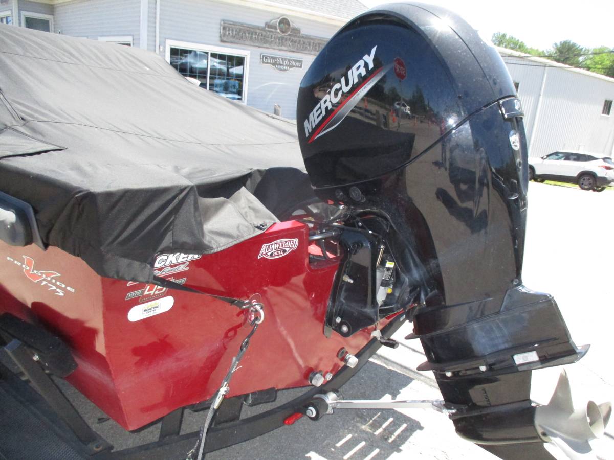 2023 Tracker, Import USA — Foto 5 z 12