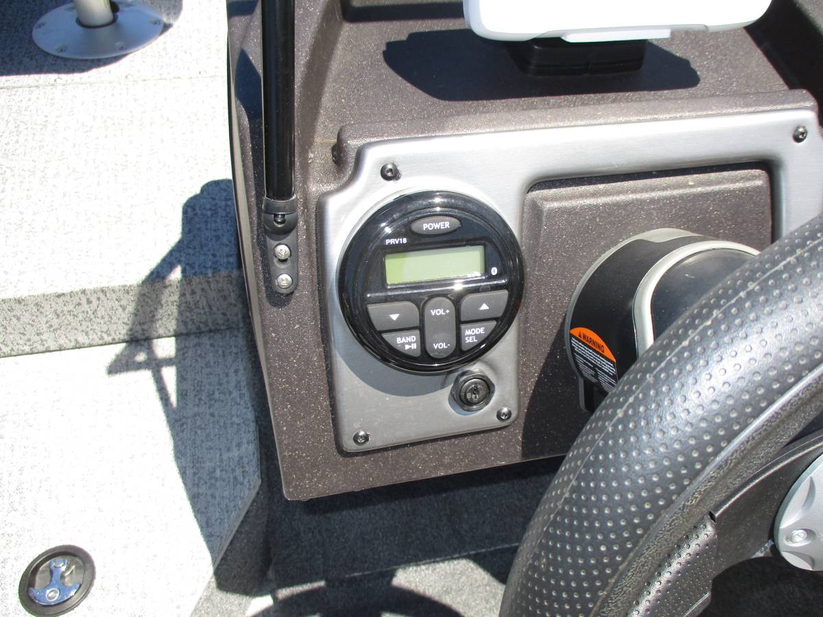 2023 Tracker, Import USA — Foto 8 z 12