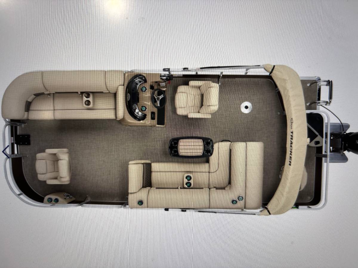 2023 Tracker, Import USA — Foto 3 z 12
