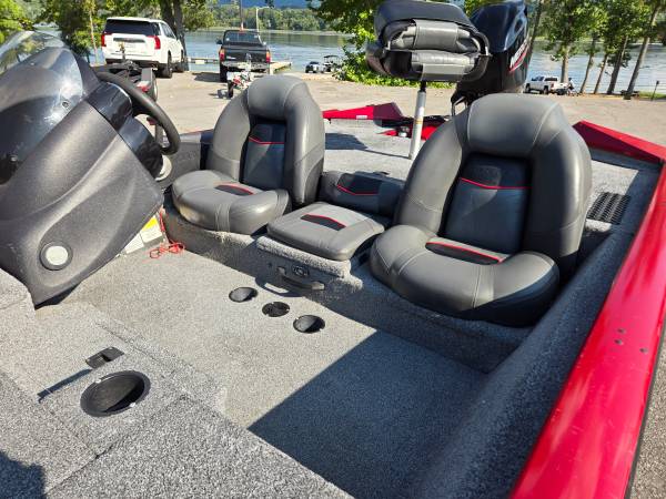 2021 Tracker, Import USA — Foto 10 z 12