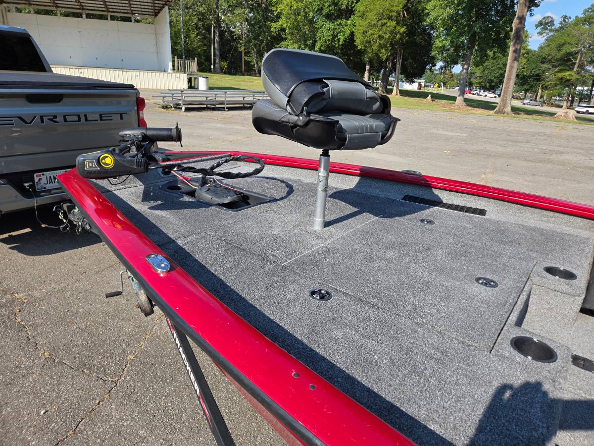 2021 Tracker, Import USA — Foto 12 z 12