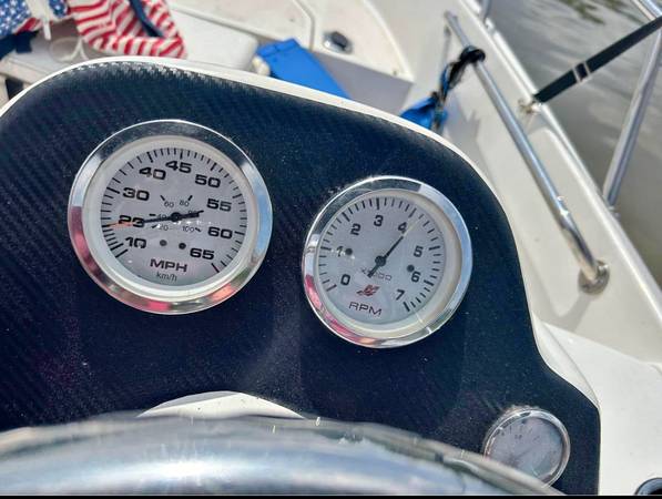 2012 Boston Whaler, Import USA — Foto 6 z 7