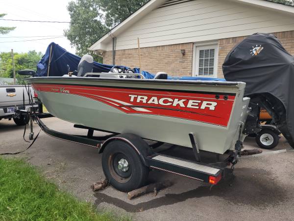 2010 Tracker, Import USA — Foto 2 z 8