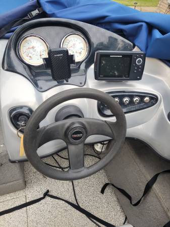 2010 Tracker, Import USA — Foto 6 z 8