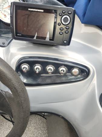 2010 Tracker, Import USA — Foto 7 z 8