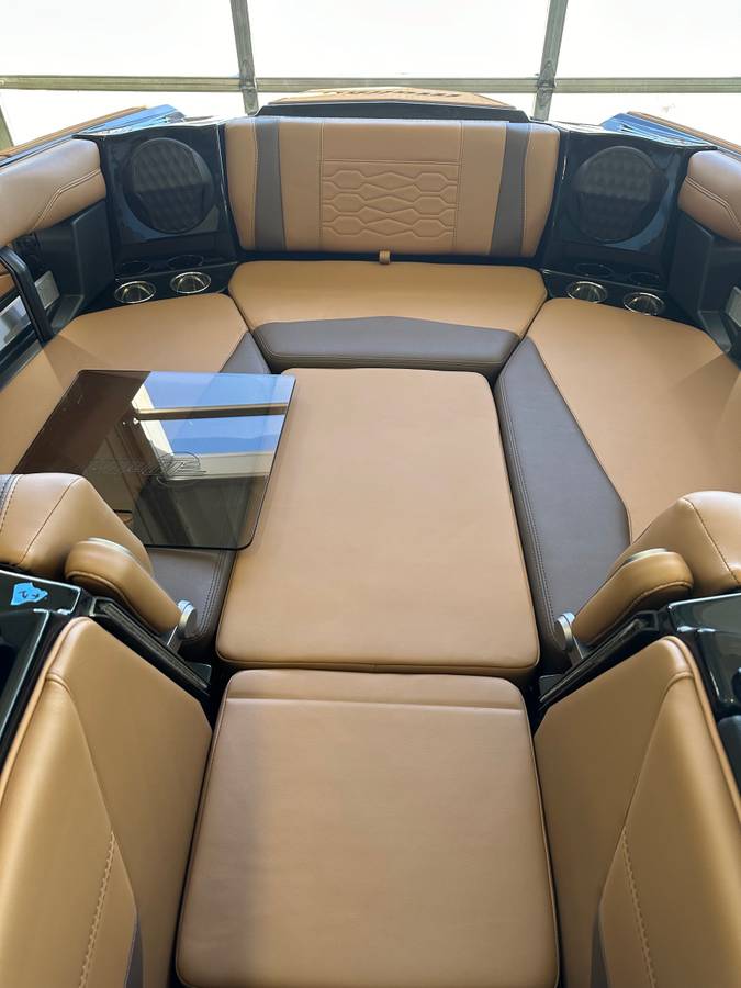 2025 Malibu, Import USA — Foto 12 z 12