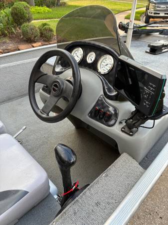 2007 Tracker, Import USA — Foto 7 z 10