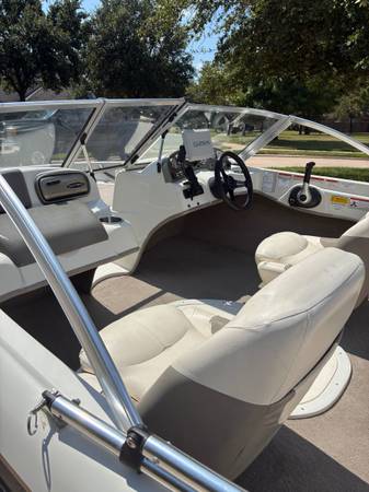2010 Nitro, Import USA — Foto 3 z 12