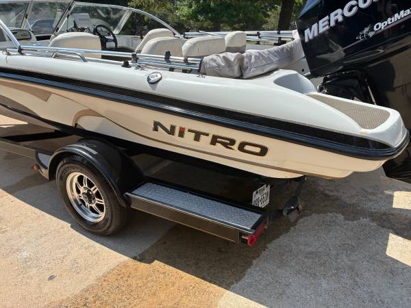 2010 Nitro, Import USA — Foto 5 z 12