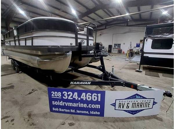 2026 Bennington, Import USA — Foto 3 z 12