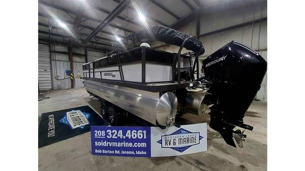 2026 Bennington, Import USA — Foto 6 z 12