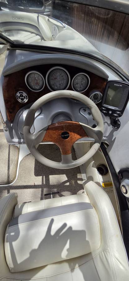2008 Tracker, Import USA — Foto 4 z 12