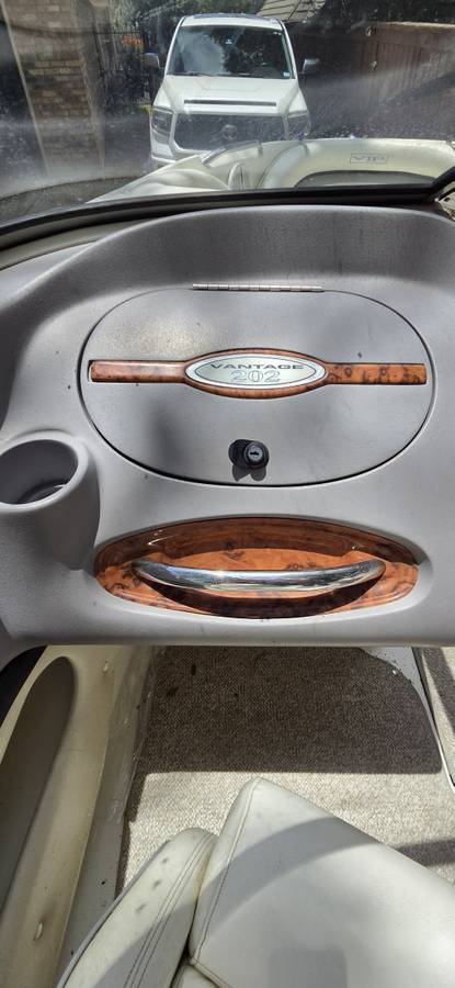 2008 Tracker, Import USA — Foto 5 z 12