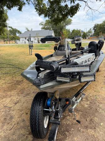 Tracker, Import USA — Foto 8 z 12