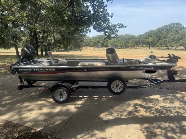 2004 Tracker, Import USA — Foto 1
