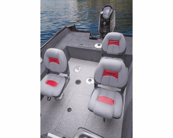 2015 Tracker, Import USA — Foto 3 z 5