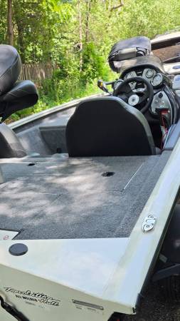 2023 Tracker, Import USA — Foto 5 z 6