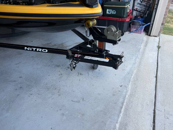 2009 Nitro, Import USA — Foto 4 z 8