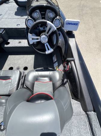 2023 Tracker, Import USA — Foto 12 z 12