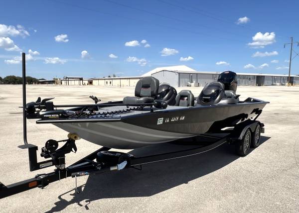 2023 Tracker, Import USA — Foto 2 z 12