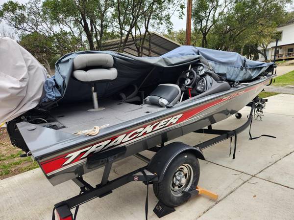 2018 Tracker, Import USA — Foto 2 z 3