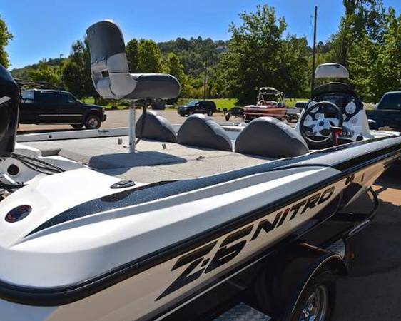 2013 Nitro, Import USA — Foto 3 z 3