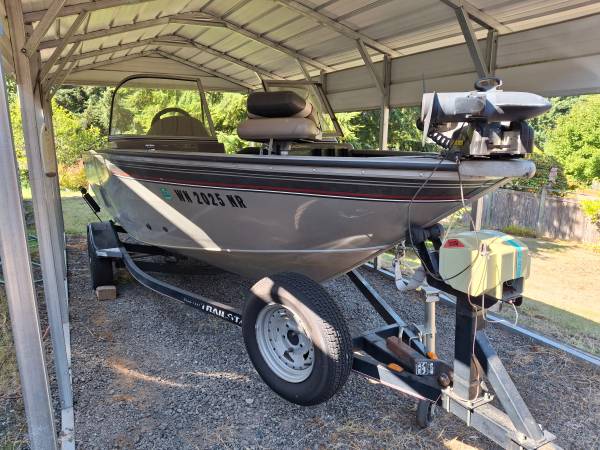 Tracker, Import USA — Foto 4 z 11