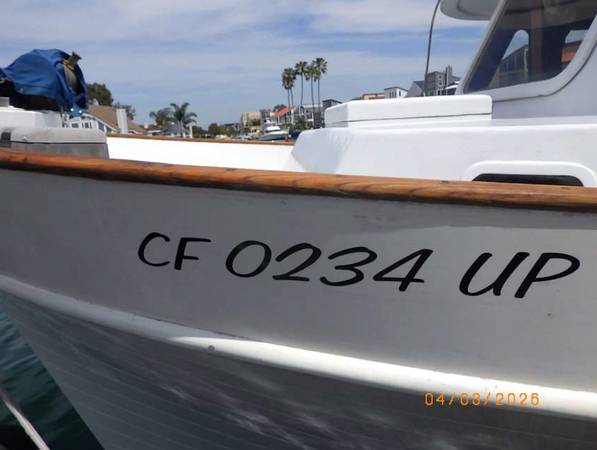 1975 Universal 40' Tri-Cabin Trawler - Twin Lehman Diesels - Surveyed, Import USA — Foto 11 z 12