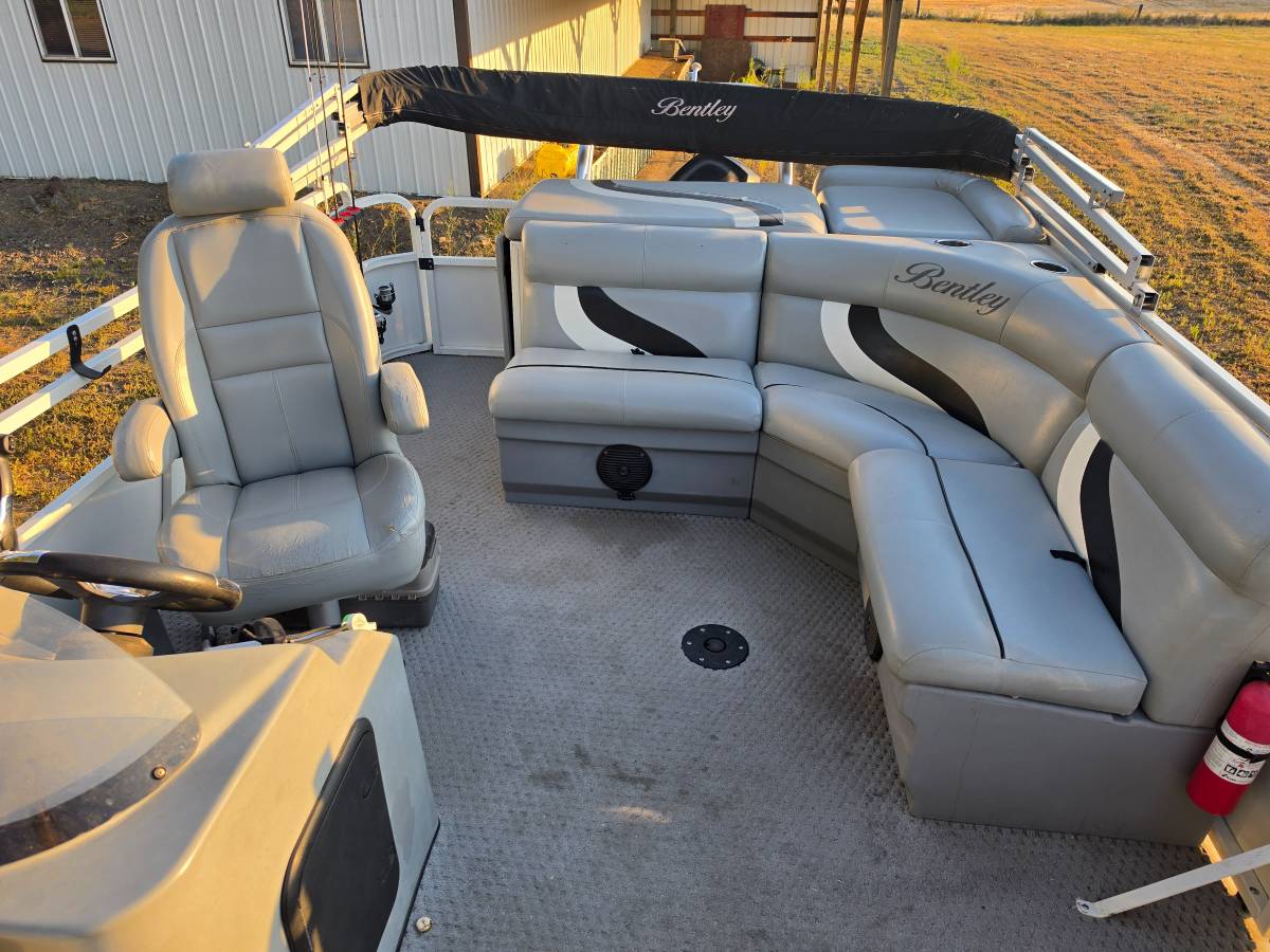 2013 Bentley Encore 220 Cruise, Import USA — Foto 5 z 12