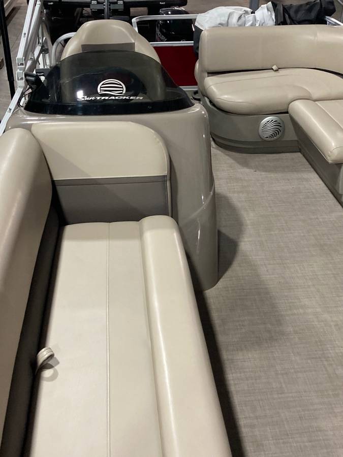 2023 Tracker, Import USA — Foto 8 z 9