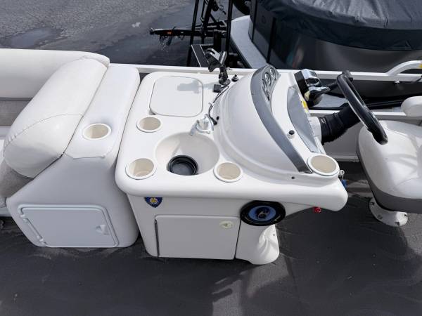 2005 Crestliner, Import USA — Foto 6 z 11