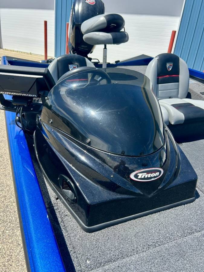 2017 Tracker, Import USA — Foto 8 z 12