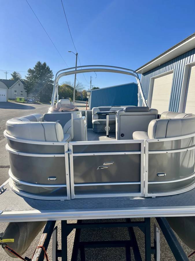 2021 Tracker, Import USA — Foto 2 z 12
