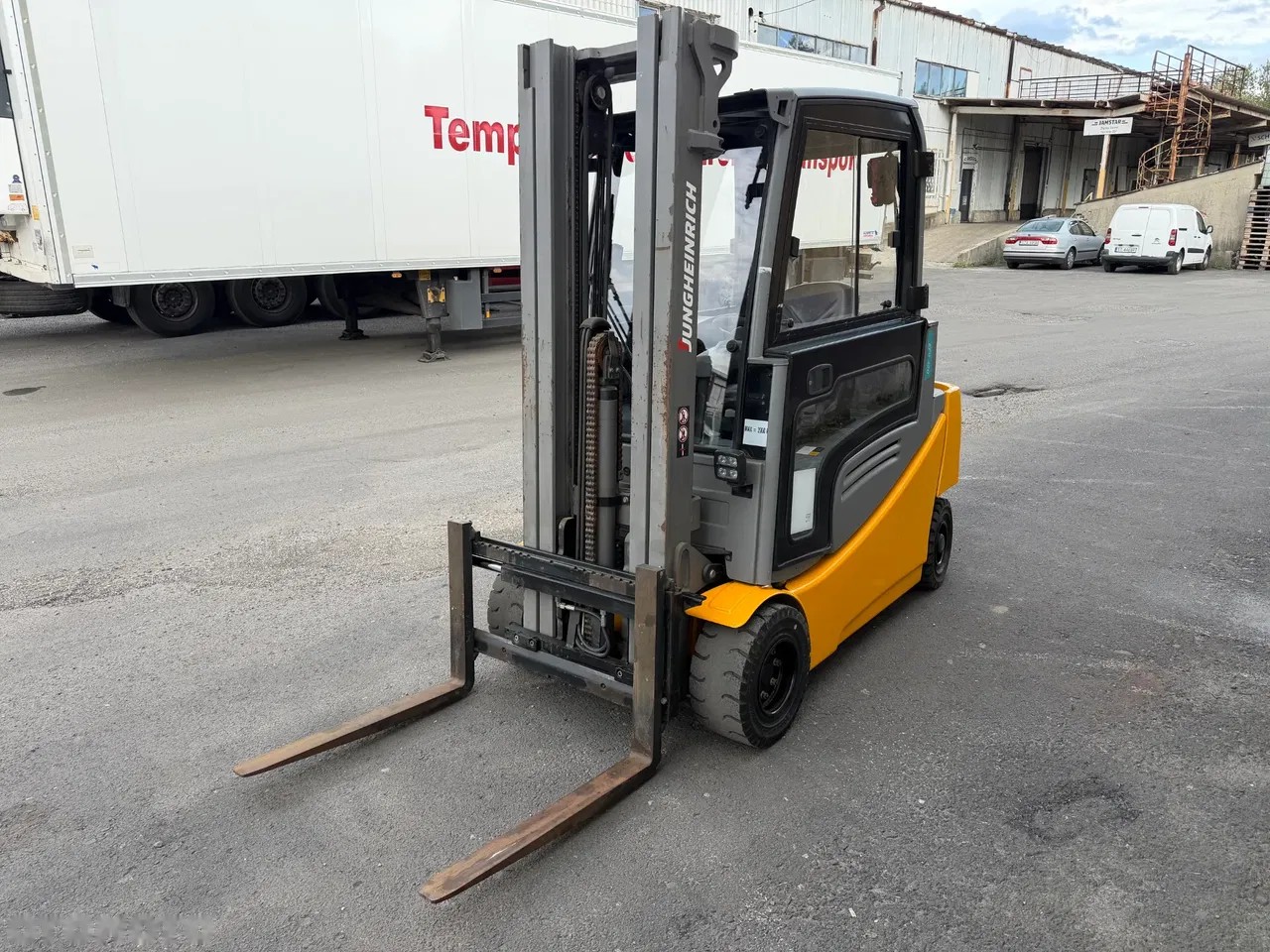 2017 Jungheinrich 320 EFG, 5.254 mth, Import Auf Lager in der EU — Foto 1 z 16 2017 Jungheinrich 320 EFG, 5.254 mth, Import Auf Lager in der EU — Foto 1 z 16