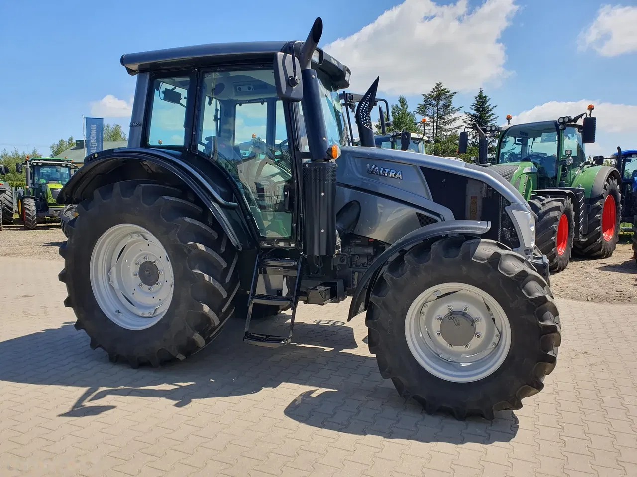 2016 Valtra N103.4 HiTech 5 N103, Import Auf Lager in der EU — Foto 2 z 14