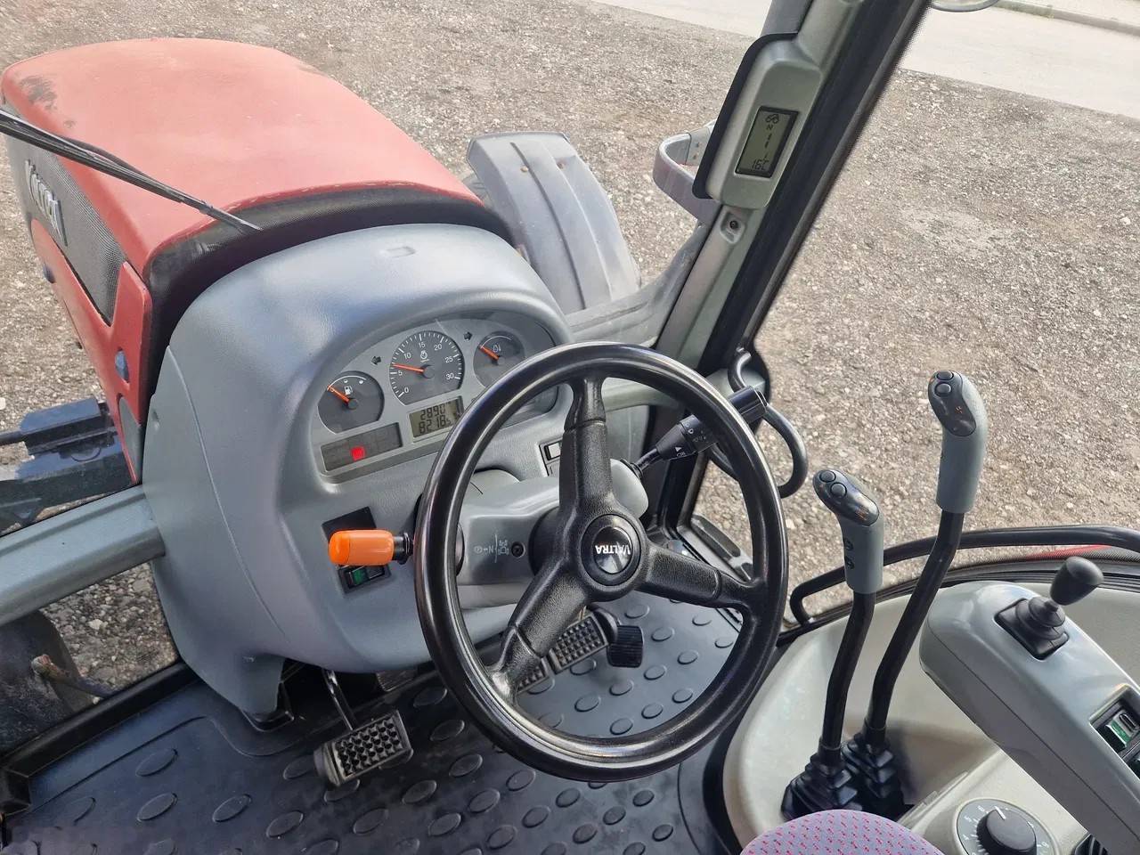 2008 Valtra N111 HiTech, 8.218 mth, Import Auf Lager in der EU — Foto 12 z 24
