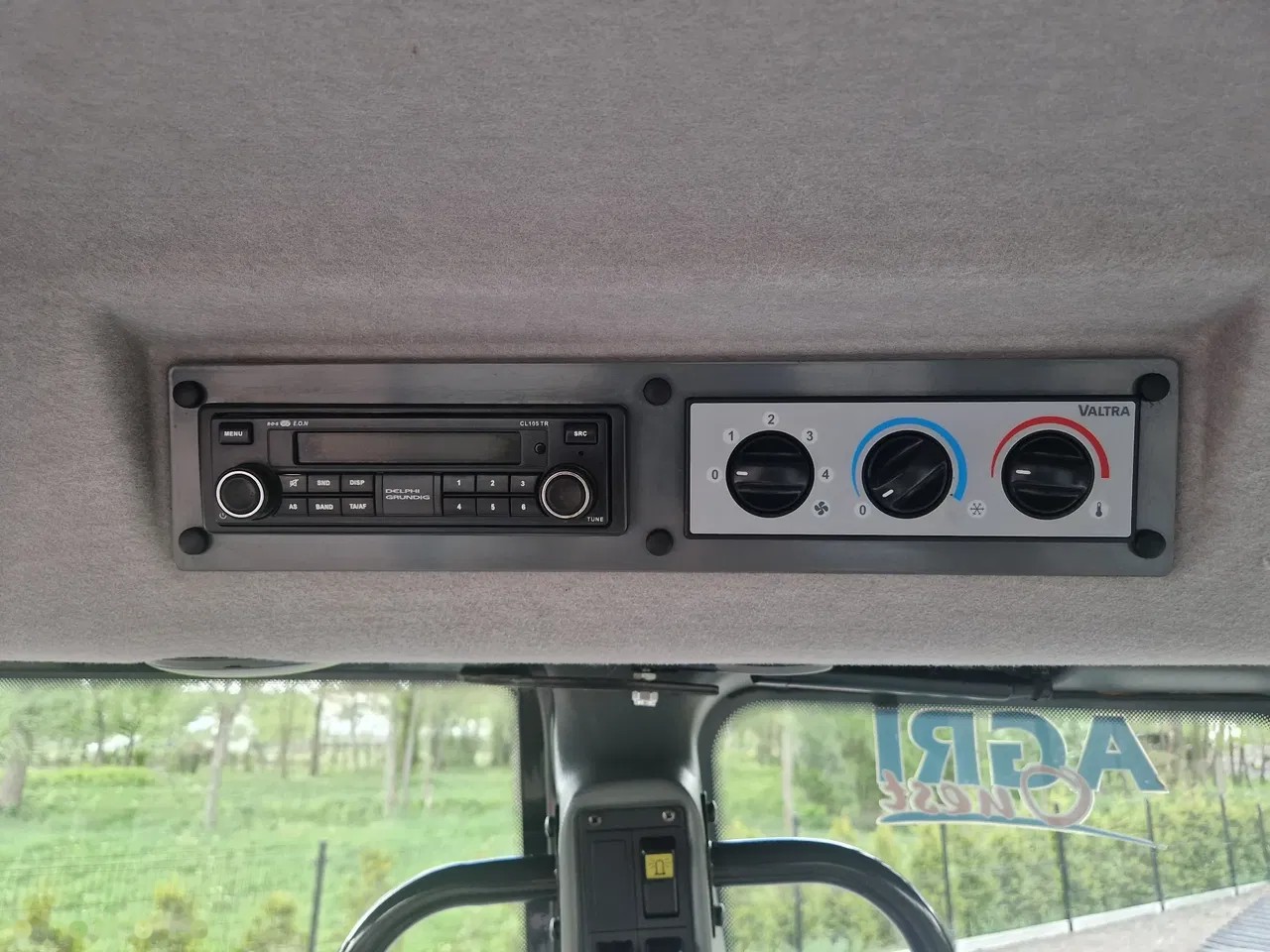 2008 Valtra N111 HiTech, 8.218 mth, Import Auf Lager in der EU — Foto 16 z 24