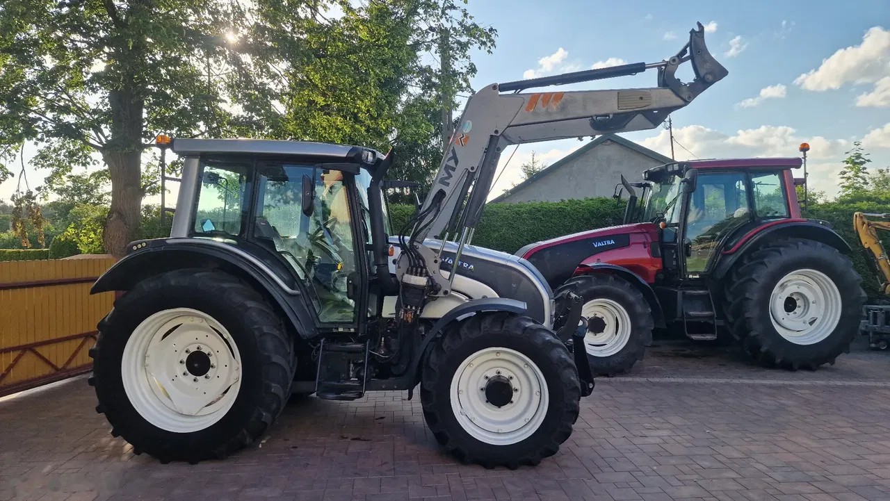 2007 Valtra N121, 12.300 mth, Import Auf Lager in der EU — Foto 1 z 24 2007 Valtra N121, 12.300 mth, Import Auf Lager in der EU — Foto 1 z 24